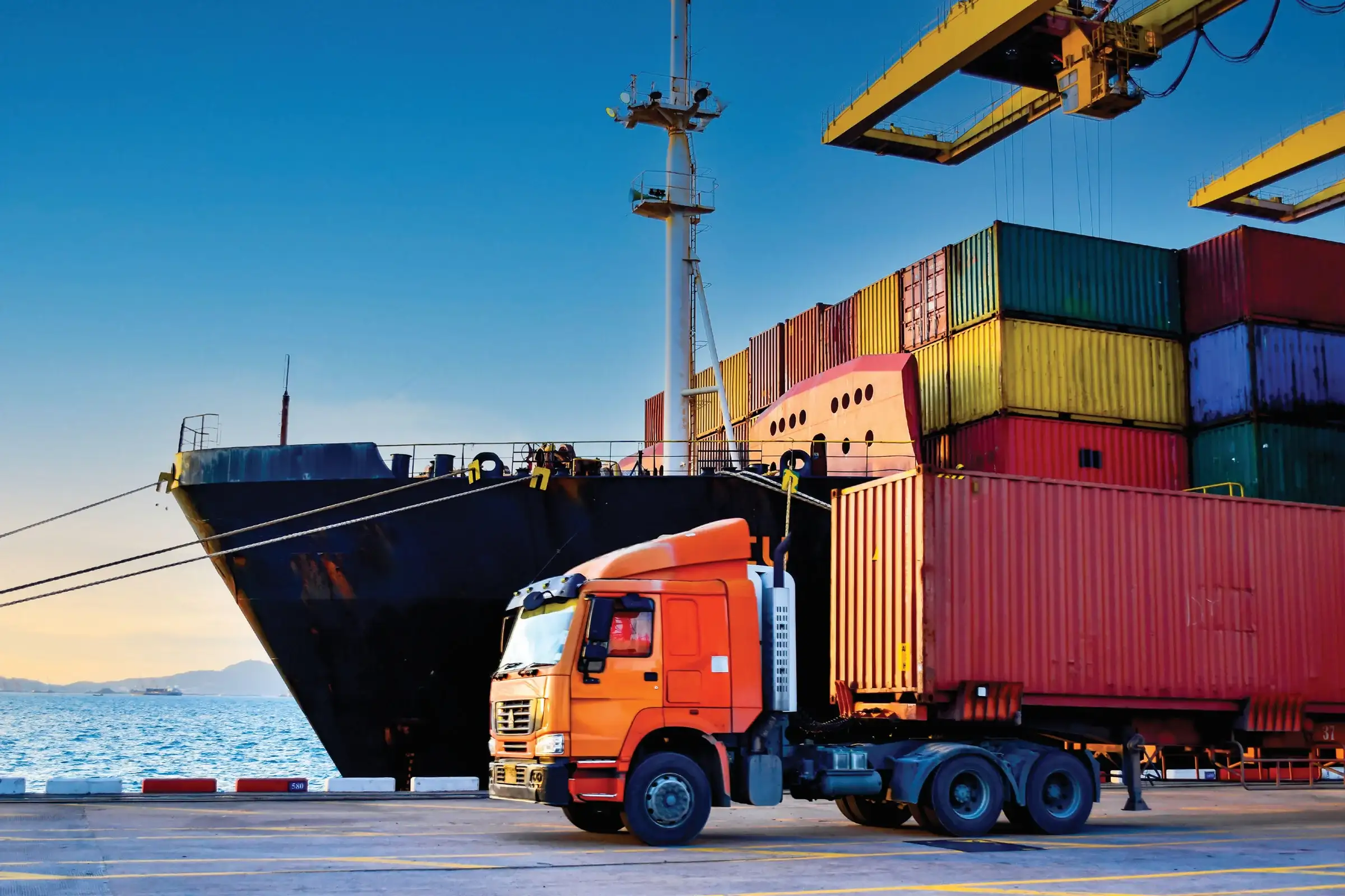 Tàu container và xe đầu kéo tại cảng