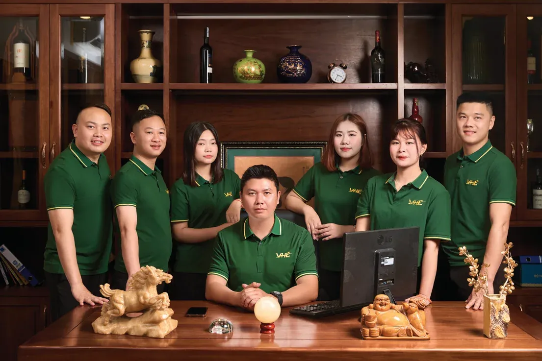 Ban lãnh đạo Việt Hưng tại phòng làm việc