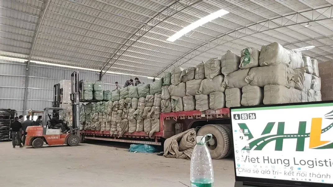 Kho Bằng Tường – xếp hàng lên xe