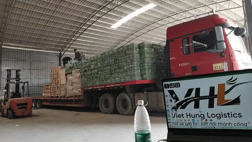 Kho Bằng Tường – xe container trong kho