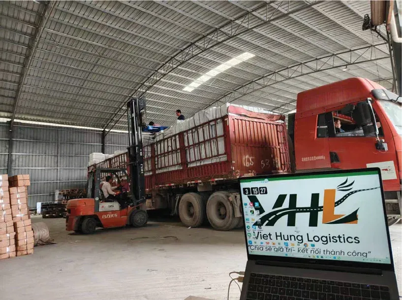 Kho Bằng Tường – hàng xếp cao trên xe