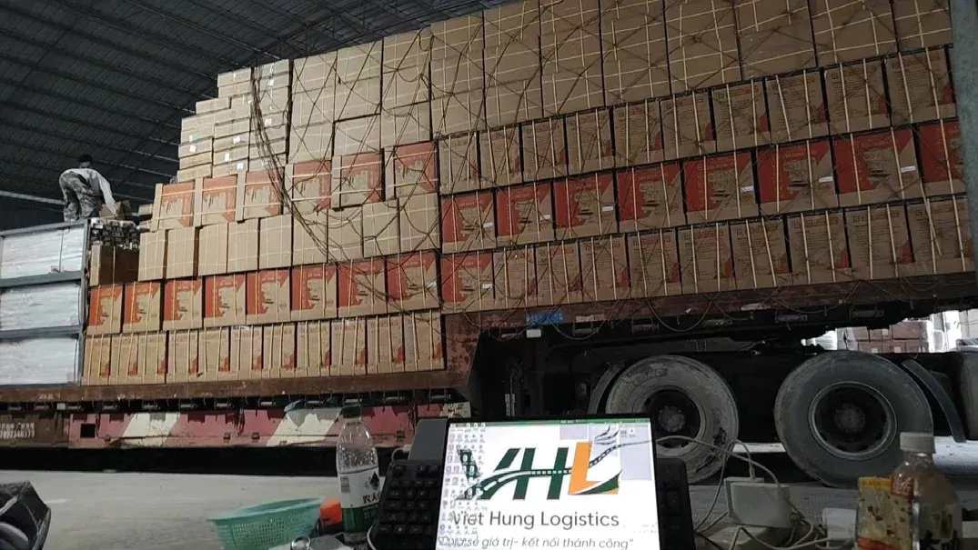 Kho Bằng Tường – xe tải đầy hàng